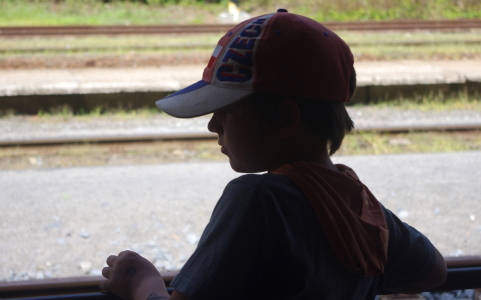 Maťo&scaron;ek ček&aacute; na vlak domů.