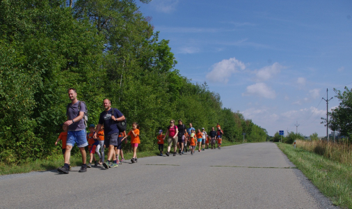 Přesun po rozp&aacute;len&eacute; silnici.
