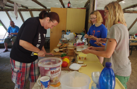 Př&iacute;prava j&iacute;dla sehran&yacute;m t&yacute;mem.