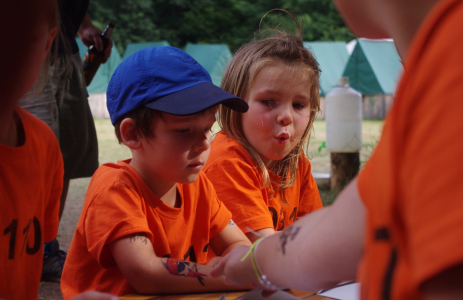 Vězni mus&iacute; pracovat.