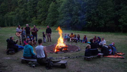 Zp&iacute;v&aacute;n&iacute; u ohně.