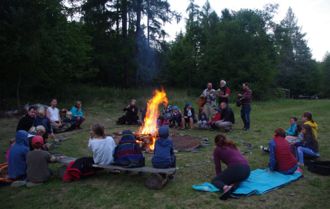 Zp&iacute;v&aacute;n&iacute; u ohně.