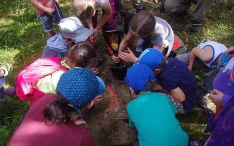 Kop&aacute;n&iacute; v hl&iacute;ně.