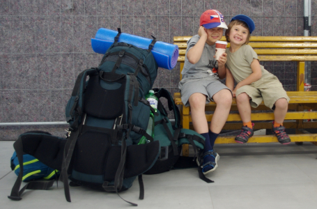 Odjezd na t&aacute;bor, ček&aacute;n&iacute; v Kol&iacute;ně.