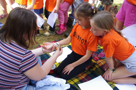 Př&iacute;prava na tetov&aacute;n&iacute; vězňů.