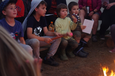 Večern&iacute; zp&iacute;v&aacute;n&iacute; v t&yacute;p&iacute;.