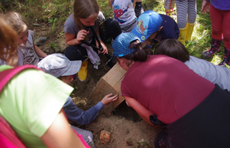 Vytahov&aacute;n&iacute; pokladu.