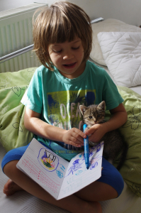 Kiri kresl&iacute; s Esterkou.