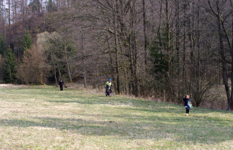 Cesta pod&eacute;l ř&iacute;čky.