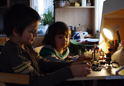 Hran&iacute; s legem.