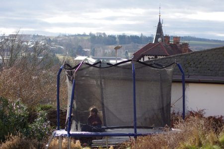 Trampol&iacute;na a Ledeč v pozad&iacute;.