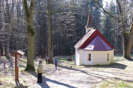 Kaplička uprostřed lesů.