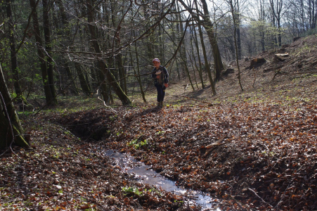 Matěj jde korytem potoka.