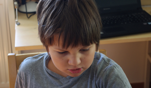 Maťo&scaron;ek při hran&iacute; Memoir 44.