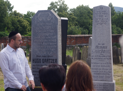 Předn&aacute;&scaron;ka o židovsk&eacute;m pogromu v Hole&scaron;ově.