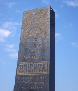 Vojensk&aacute; symbolika na židovsk&eacute;m n&aacute;hrobku.