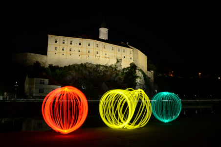 Malov&aacute;n&iacute; světlem před Ledečsk&yacute;m hradem.