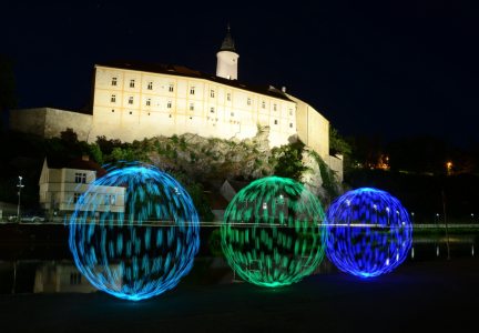 Malov&aacute;n&iacute; světlem před Ledečsk&yacute;m hradem.