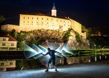 Malov&aacute;n&iacute; světlem před Ledečsk&yacute;m hradem.