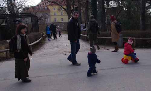 Matěj pron&aacute;sleduje holčičku na odr&aacute;žedle.
