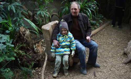 Děda s &Scaron;imonkem odpoč&iacute;vaj&iacute; v indon&eacute;zsk&eacute;m  pavil&oacute;nu.