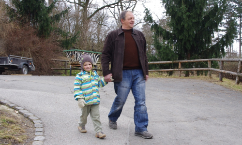 Děda si hrdě vykračuje s &Scaron;imonem za ruku.