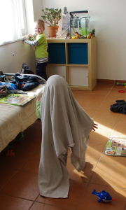 Stra&scaron;id&yacute;lko Matěj hon&iacute; &Scaron;imona po bytě.