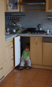 Matěj zpytuje svědom&iacute; ve skř&iacute;ňce kuchyňsk&eacute; linky.