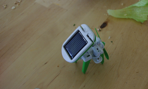 pejsek na slunečn&iacute; pohon ze stavebnice