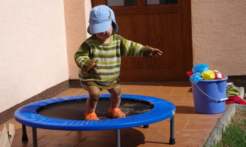 zabahněn&yacute; Matěj p&oacute;zuje na trampol&iacute;ně