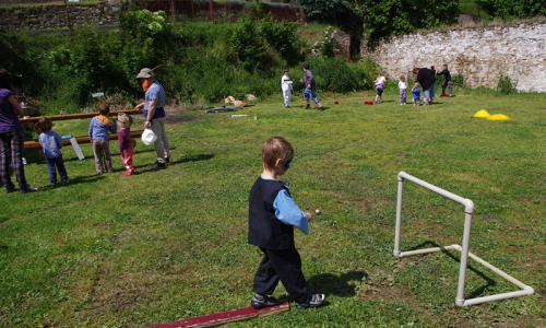 &Scaron;imon nese m&iacute;ček na lžičce