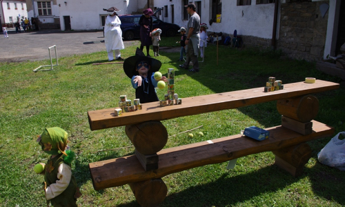 kouzeln&iacute;k dok&aacute;že hodit dva m&iacute;čky najednou