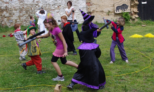 nepl&aacute;novan&aacute; mela, děti se do sebe pustily každ&yacute; s každ&yacute;m