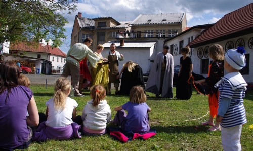 divadlo mimochodem hraje poh&aacute;dku o Bojsovi