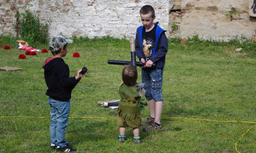 Matěj se neboj&aacute;cně &scaron;ermuje s velk&yacute;mi kluky