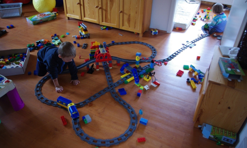 legovl&aacute;ček se čtyřmi v&yacute;hybkami a mostem