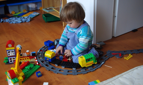 Matěj se posadil mezi koleje a nakl&aacute;d&aacute; vlak