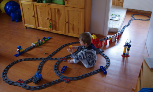 &Scaron;imon k vl&aacute;čku postavil elektřinu a stanici