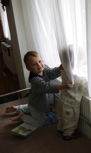 &Scaron;imon schov&aacute;v&aacute; Matěje do z&aacute;clony