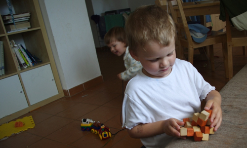 kluci si hraj&iacute; každ&yacute; po sv&eacute;m