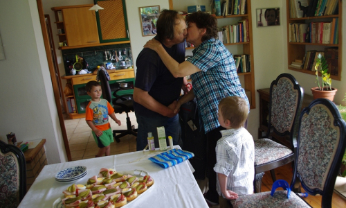 Franti&scaron;ek blahopřeje Milu&scaron;ce v obležen&iacute; vnuků