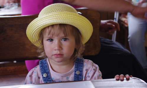 Viktorka sed&iacute; u stolu a ček&aacute; na ba&scaron;tu