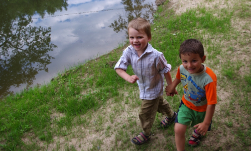 &Scaron;imon s Tom&aacute;&scaron;kem běhaj&iacute; kolem rybn&iacute;ka