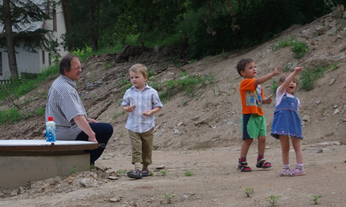 děda s dětmi jde obhl&eacute;dnou okol&iacute;