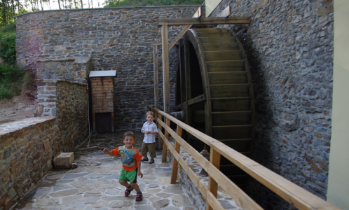 &Scaron;imon s Tom&aacute;&scaron;kem čekaj&iacute; na roztočen&iacute; ml&yacute;nsk&eacute;ho kola