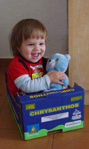 Matěj se pohodlně vejde do krabice