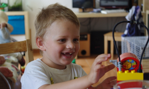 &Scaron;imon stav&iacute; z lega r&aacute;d a vlastně poř&aacute;d