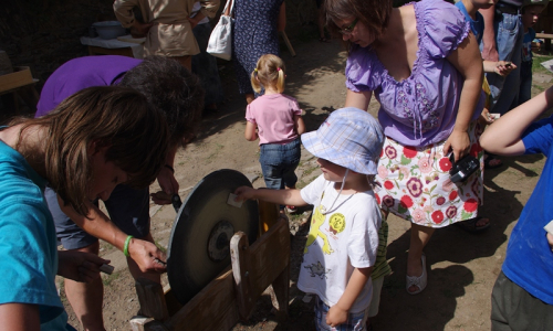 nejlep&scaron;&iacute; atrakc&iacute; na jarmarku jsou tyhlety star&eacute; techniky, zde brou&scaron;en&iacute; kam&iacute;nku