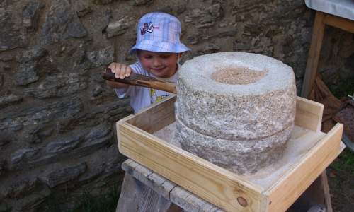 &Scaron;imon s obt&iacute;žemi rozt&aacute;č&iacute; ručn&iacute; ml&yacute;nek na mouku