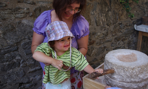 Matěj mele taky, ale s pomoc&iacute; maminky